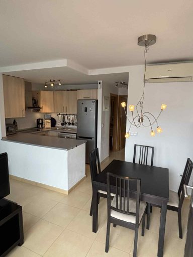 Vy över lägenheten från entrédörren.